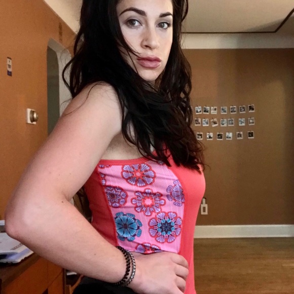 Pretty in 🍑 floral workout tank - Picture 2 of 3